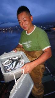 札幌在住の鳴海さん、連日の大漁で笑顔